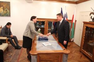 Župan mag. Marko Diaci je njeno ekselenco Věro Zamanovó sprejel v protoklarnem objektu Ipavčevi hiši.